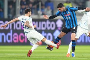Pemain Inter Milan, Hakan Calhanoglu (kiri), berebut bola dengan pemain Atalanta, Gianluca Scamacca, pada laga Serie A antara Atalanta vs Inter di Bergamo, 28 Desember 2025 (c) Spada/LaPresse via AP