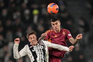 Duel Kenan Yildiz melawan Gianluca Mancini di laga Juventus vs AS Roma, Minggu (21/12/2025). (c) Marco Alpozzi/LaPresse via AP Photo