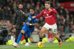 Pemain Bournemouth, Justin Kluivert (kiri), berebut bola dengan pemain Manchester United Luke Shaw dalam laga Liga Inggris, Selasa, 16 Desember 2025. (c) AP Photo/Jon Super