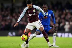 Ollie Watkins dan Trevoh Chalobah berebut bola dalam laga Liga Inggris antara Chelsea vs Aston Villa di Stamford Bridge, 27 Desember 2025 (c) Adam Davy/PA via AP