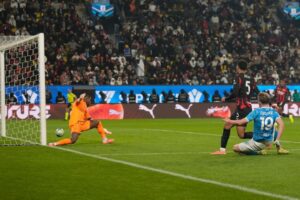 Rasmus Hojlund mencetak gol di laga Napoli vs Milan di Al-Awwal Park, Jumat (19/12/2025). (c) AP Photo/Altaf Qadri