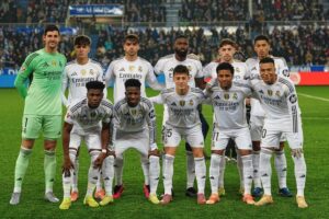 Para pemain Real Madrid berpose untuk foto tim sebelum laga La Liga Spanyol melawan Alaves, Senin, 15 Desember 2025. (c) AP Photo/Miguel Oses
