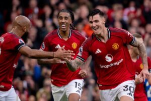 Skuad Manchester United merayakan gol perdana Benjamin Sesko (c) MUFC Official