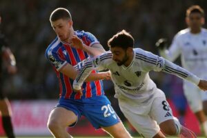 Adam Wharton mencoba menghentikan pergerakan Bruno Fernandes di laga Crystal Palace vs Manchester United (c) Crystal Palace Official
