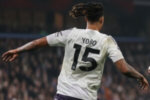 Aksi Leny Yoro di laga Aston Villa vs Manchester United (c) Aston Villa Official