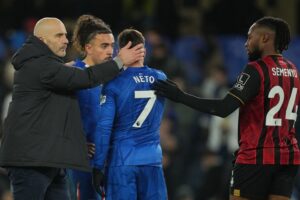 Pelatih Chelsea, Enzo Maresca (kiri), bersama pemain Chelsea, Pedro Neto (7), dan pemain Bournemouth, Antoine Semenyo, (24), usai laga Premier League Chelsea vs Bournemouth, 30 Desember 2025 (c) AP Photo/Kin Cheung