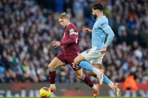 Jarrod Bowen berebut bola dengan Josko Gvardiol dalam laga Liga Inggris antara Manchester City vs West Ham di Etihad Stadium, 20 Desember 2025 (c) AP Photo/Dave Thompson