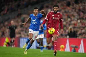 Aksi bek Liverpool, Joe Gomez berebut bola dengan pemain Sunderland, Reinildo Mandava, 3 Desember 2025. (c) AP Photo/Jon Super