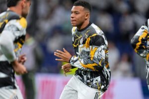 Kylian Mbappe melakukan pemanasan sebelum laga La Liga antara Real Madrid vs Celta Vigo di Santiago Bernabeu, 8 Desember 2025 (c) AP Photo/Manu Fernandez