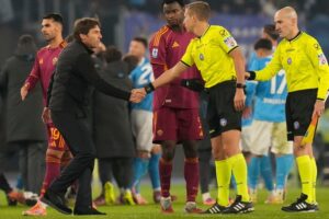 Pelatih Napoli, Antonio Conte, berjabat tangan dengan wasit Davide Massa usai pertandingan Serie A antara AS Roma vs Napoli, Minggu, 30 November 2025 (c) AP Photo/Gregorio Borgia