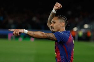 Pemain Barcelona Raphinha merayakan gol yang ia cetak dalam laga La Liga melawan Osasuna, Minggu, 14 Desember 2025. (c) AP Photo/Joan Monfort