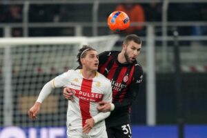 Pemain AC Milan, Strahinja Pavlovic (kanan), berebut bola dengan pemain Genoa, Lorenzo Colombo, pada laga Serie A/Liga Italia antara AC Milan vs Genoa, 8 Januari 2026 (c) AP Photo/Antonio Calanni