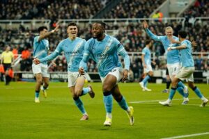 Selebrasi winger Manchester City, Antoine Semenyo usai mencetak gol pembuka ke gawang Newcastle di semifinal leg 1 Carabao Cup 2026. (c) AP Photo/Dave Thompson