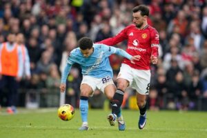 Aksi Bruno Fernandes (kanan) di laga Manchester United vs Manchester City, Sabtu (17/01/2026). (c) AP Photo/Dave Thompson
