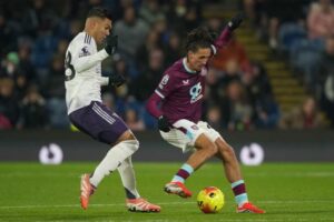 Pemain Manchester United, Casemiro (kiri), dan pemain Burnley, Hjalmar Ekdal, saling berebut bola dalam pertandingan Liga Inggris, Kamis (8/1/2026). (c) AP Photo/Ian Hodgson