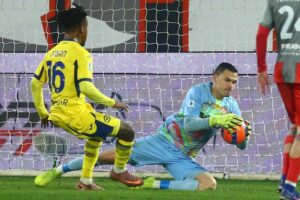Kiper Cremonese Emil Audero melakukan penyelamatan saat pertandingan Serie A melawan Hellas Verona, Selasa (20/1/2026). (c) Alberto Mariani/LaPresse via AP