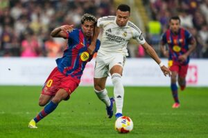 Perebutan bola antara Lamine Yamal dengan Kylian Mbappe di Final Piala Super Spanyol 2026. (c) AP Photo/Altaf Qadri