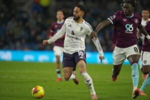 Pemain Manchester United, Matheus Cunha (kiri), dan pemain Burnley, Lesley Ugochukwu, saling berebut bola dalam pertandingan Liga Inggris, Kamis (8/1/2026). (c) AP Photo/Ian Hodgson