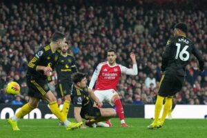Pemain Arsenal, Mikel Merino (tengah), melepaskan tembakan dalam pertandingan Premier League melawan Manchester United, Minggu (25/1/2026). (c) AP Photo/Kirsty Wigglesworth