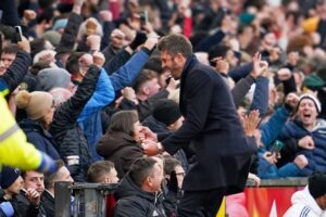 Pelatih Manchester United, Michael Carrick merayakan gol ke gawang Manchester City di Derby Manchester, 17 Januari 2026. (c) AP Photo/Dave Thompson