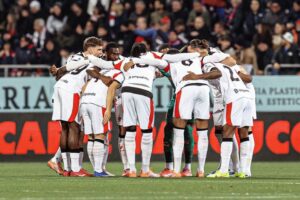 Skuad AC Milan berkumpul sebelum berhadapan dengan Cagliari (c) AC Milan Official