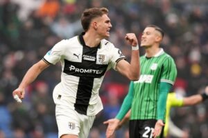 Pemain Parma, Mateo Pellegrino, merayakan gol di depan pemain Sassuolo, Jay Idzes, pada laga Serie A antara Sassuolo vs Parma di Reggio Emilia, Italia, Sabtu, 3 Januari 2026 (c) Massimo Paolone/LaPresse via AP