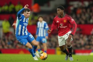 Duel Pascal Gross dan Kobbie Mainoo dalam laga putaran ketiga Piala FA antara Manchester United vs Brighton di Old Trafford, 11 Januari 2026 (c) AP Photo/Jon Super