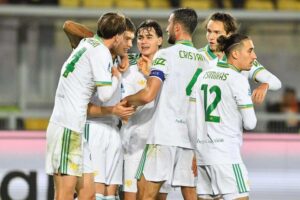 Pemain AS Roma, Evan Ferguson (kedua dari kiri), merayakan gol bersama rekan setimnya dalam pertandingan Serie A kontra Lecce, Rabu (7/1/2026). (c) Giovanni Evangelista/LaPresse via AP