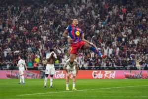 Selebrasi Raphinha usai mencetak gol di El Clasico Barcelona vs Real Madrid di final Piala Super Spanyol 2026. (c) AP Photo/Altaf Qadri