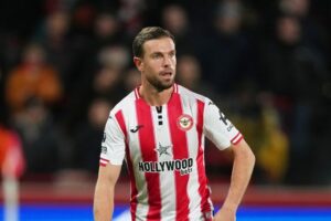 Eks gelandang Liverpool yang kini bermain di Brentford, Jordan Henderson. (c) AP Photo/Dave Shopland