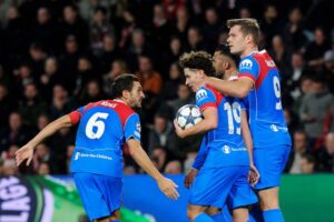 Selebrasi Julian Alvarez bersama rekan setimnya usai mencetak gol untuk Atletico Madrid saat melawan PSV Eindhoven di laga Liga Champions. (c) AP Photo/Patrick Post