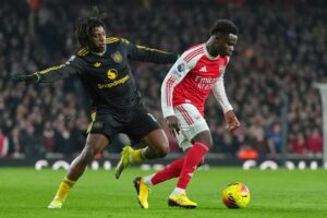 Pemain Arsenal, Bukayo Saka (kanan), berduel dengan pemain Manchester United, Patrick Dorgu, dalam pertandingan Premier League, Minggu (25/1/2026). (c) AP Photo/Kirsty Wigglesworth