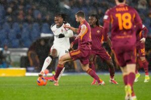 Pemain AC Milan, Rafael Leao (kiri), dan pemain Roma, Bryan Cristante, berebut bola dalam pertandingan Serie A, Senin (26/1/2026). (c) AP Photo/Gregorio Borgia
