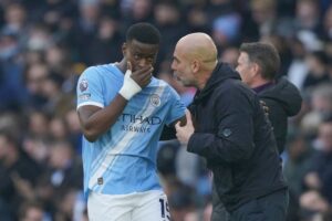 Pemain Manchester City Marc Guehi (kiri) berbincang dengan pelatih Pep Guardiola di pinggir lapangan pada laga Premier League/Liga Inggris antara Man City vs Wolves, 24 Januari 2026 (c) AP Photo/Ian Hodgson