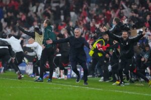 Pelatih Benfica, Jose Mourinho merayakan kemenangan timnya 4-2 atas Real Madrid di Liga Champions. (c) AP Photo/Armando Franca
