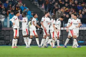 Pemain AC Milan, Koni De Winter (kiri), merayakan gol pembuka bersama Fikayo Tomori dalam pertandingan Serie A, Senin (26/1/2026). (c) AP Photo/Gregorio Borgia