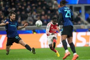 Pemain Arsenal, Bukayo Saka (tengah), mencoba mencetak gol dalam pertandingan Liga Champions melawan Inter Milan, Rabu (21/1/2026). (c) AP Photo/Luca Bruno