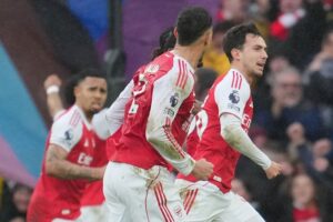 Skuad Arsenal merayakan gol Martin Zubimendi ke gawang Sunderland, Sabtu (7/2/2026) (c) AP Photo/Kin Cheung