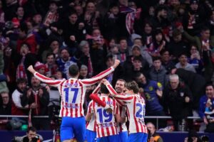 Selebrasi pemain Atletico Madrid merayakan gol Julian Alvarez ke gawang Barcelona, 13 Februari 2026 di semifinal Copa del Rey. (c) AP Photo/Manu Fernandez