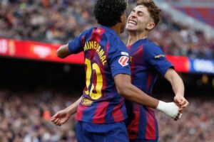 Lamine Yamal merayakan golnya ke gawang Villarreal bersama Fermin Lopez, Sabtu (28/2/2026) (c) AP Photo/Joan Monfort