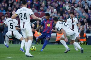 Pemain Barcelona Marcus Rashford (tengah) melepaskan tembakan ke gawang pada laga La Liga/Liga Spanyol antara Barcelona vs Mallorca, 7 Februari 2026 (c) AP Photo/Joan Monfort