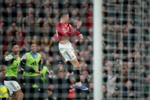 Selebrasi Benjamin Sesko usai mencetak gol dalam laga Manchester United vs Fulham di Premier League, Minggu (1/2/2026). (c) AP Photo/Dave Thompson