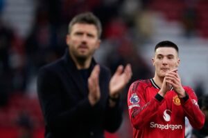 Penyerang Manchester United, Benjamin Sesko (kanan) usai laga melawan Fulham, 1 Februari 2026 di Old Trafford. (c) AP Photo/Dave Thompson