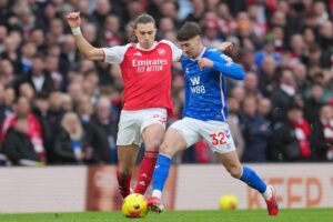 Riccardo Calafiori mencoba merebut bola dari kaki Trai Hume di laga Arsenal vs Sunderland, Sabtu (7/2/2026) (c) AP Photo/Kin Cheung