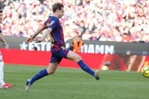 Pemain Barcelona, Frenkie de Jong, mencetak gol dalam pertandingan La Liga melawan Levante di Camp Nou, Minggu (22/2/2026) malam WIB. (c) AP Photo/Joan Monfort