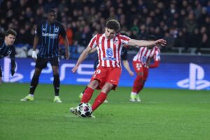 Julian Alvarez mengeksekusi penalti dalam laga Liga Champions antara Club Brugge vs Atletico Madrid, Kamis (19/2/2026). (c) AP Photo/Omar Havana