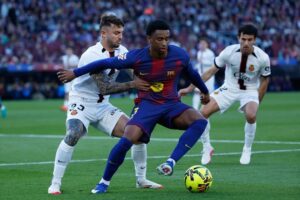 Pemain Mallorca Pablo Maffeo (kiri) berebut bola dengan pemain Barcelona Alejandro Balde pada laga La Liga/Liga Spanyol antara Barcelona vs Mallorca, 7 Februari 2026 (c) AP Photo/Joan Monfort