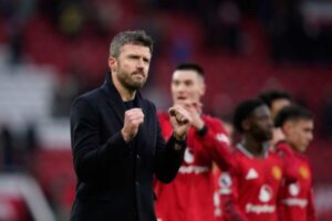 Pelatih kepala Manchester United, Michael Carrick, merayakan kemenangan timnya seusai pertandingan Liga Inggris melawan Fulham, Minggu (1/2/2026). (c) AP Photo/Dave Thompson