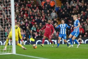 Aksi Mohamed Salah (tiga dari kanan) di laga Liverpool vs Brighton, Minggu (15/02/2026). (c) AP Photo/Jon Super