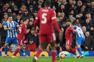 Mohamed Salah dilanggar Pascal Gross di laga Liverpool vs Brighton, Minggu (15/02/2026). (c) AP Photo/Jon Super
